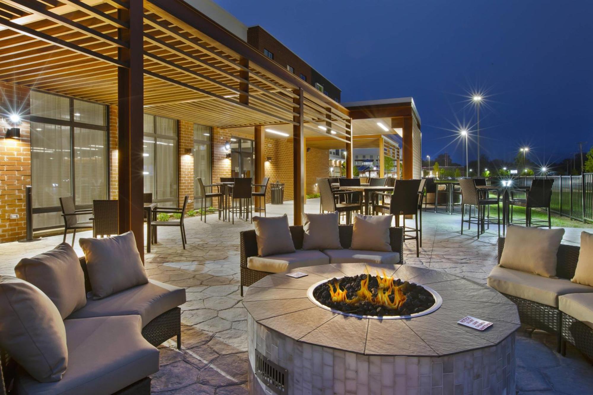 Отель Courtyard By Marriott St. Joseph-Бентон-Харбор Экстерьер фото