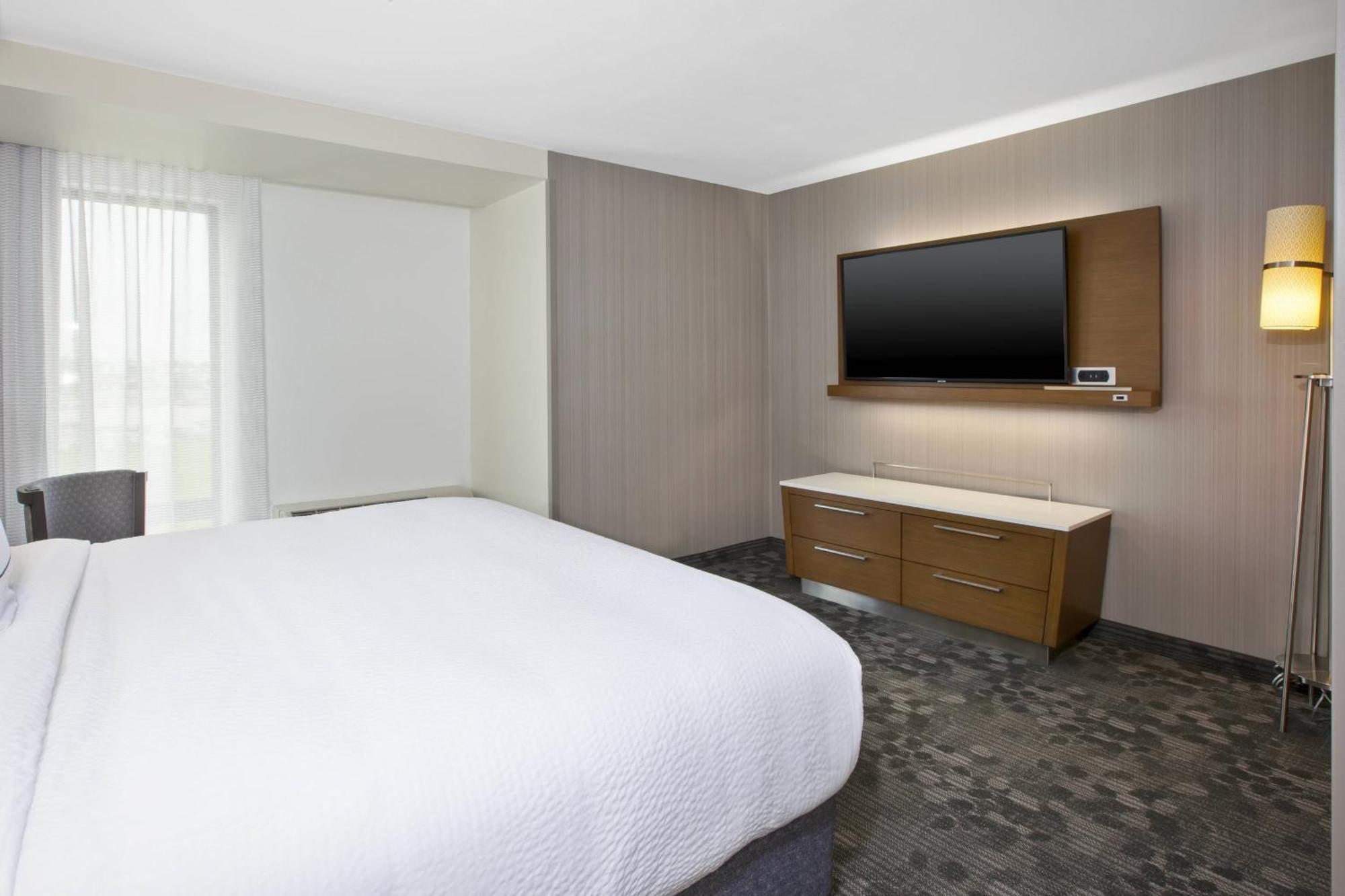 Отель Courtyard By Marriott St. Joseph-Бентон-Харбор Экстерьер фото